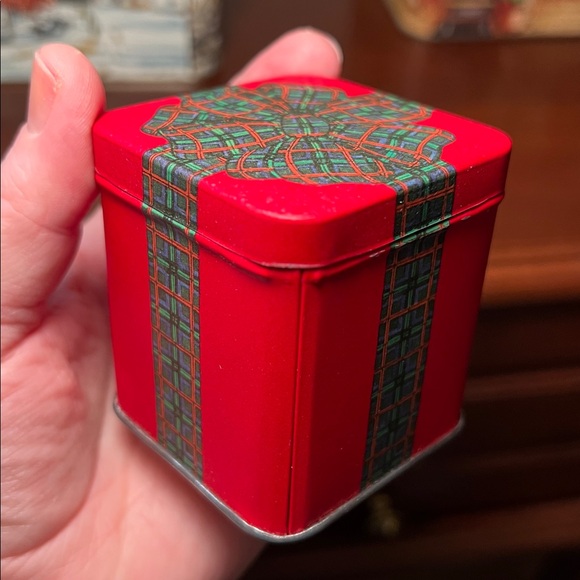 Vintage Christmas Winter Scene Decorative Tins Storage Containers Set of 3 - Picture 8 of 16